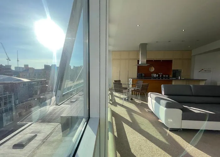City Centre 2-Bed Apartment Parking Jacuzzi Bath